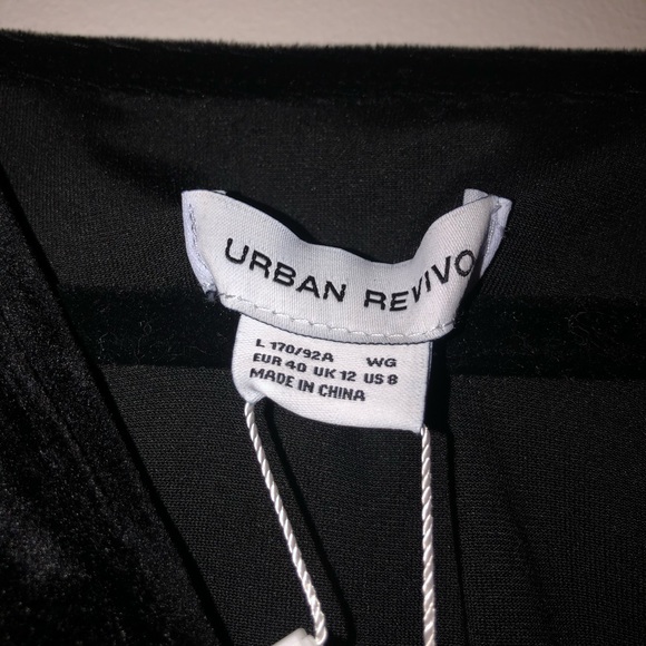 Low-Cut Ruched Dress - Picture 5 of 6